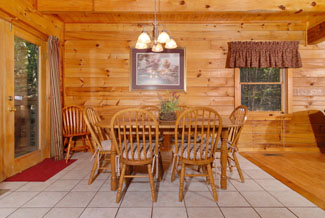 Cabin with a dinning area 